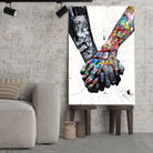 Tableau Street Art Union Colorée en verre acrylique, posé sur des tabourets devant un mur de briques
