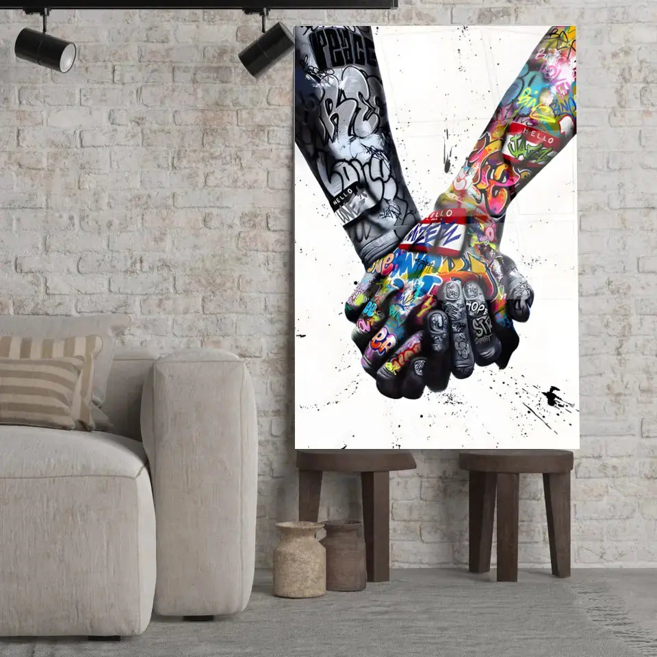 Tableau Street Art Union Colorée en verre acrylique, posé sur des tabourets devant un mur de briques
