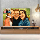 Tableau style caricature posé sur un meuble TV en bois, portrait de groupe d'amis personnalisé