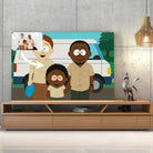 Tableau style South Park posé sur un meuble TV en bois, portrait de famille personnalisé