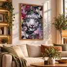 Tableau tigre blanc fleurs en affiche encadrée bois dans un salon