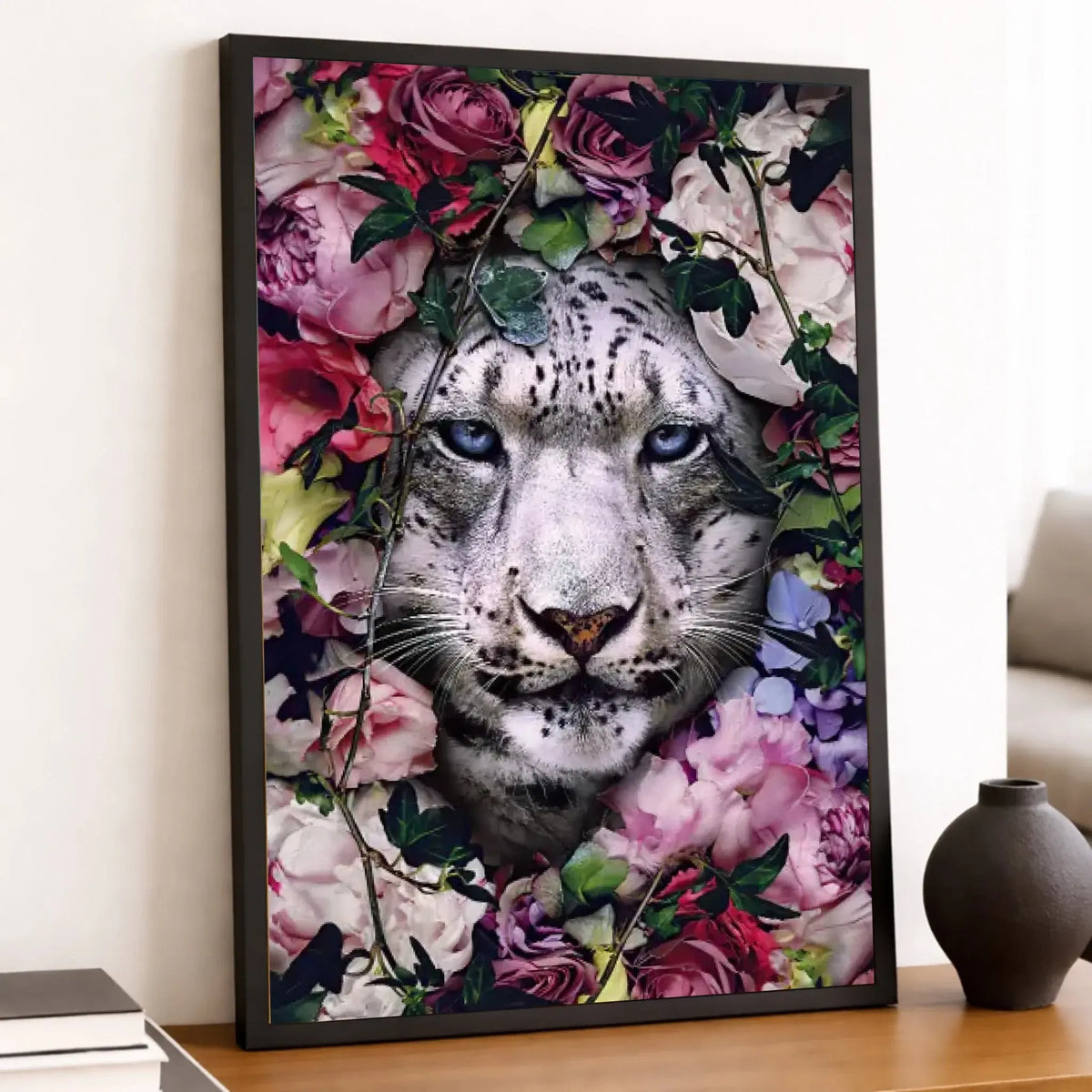 Tableau tigre blanc fleurs en affiche encadrée noire sur une étagère