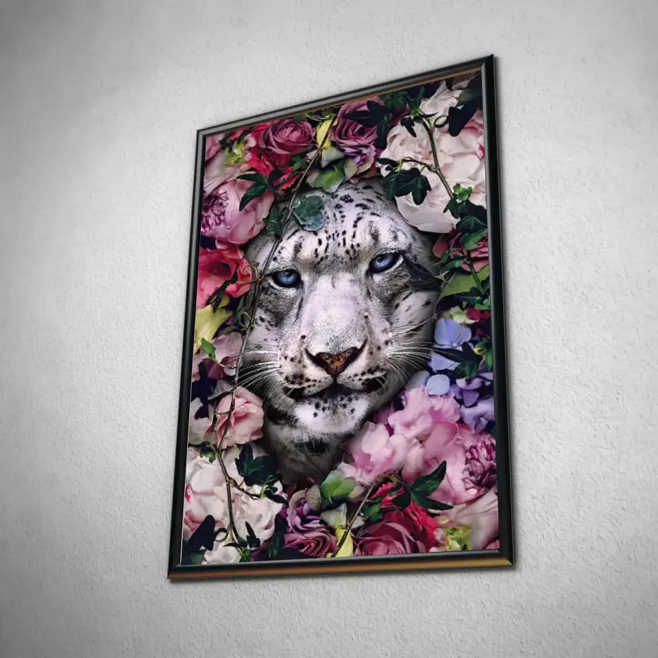 Tableau tigre blanc fleurs en affiche encadrée noire, vue inclinée sur un mur gris