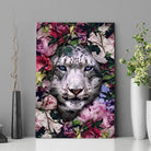 Tableau tigre blanc fleurs en affiche posée sur une étagère avec des vases