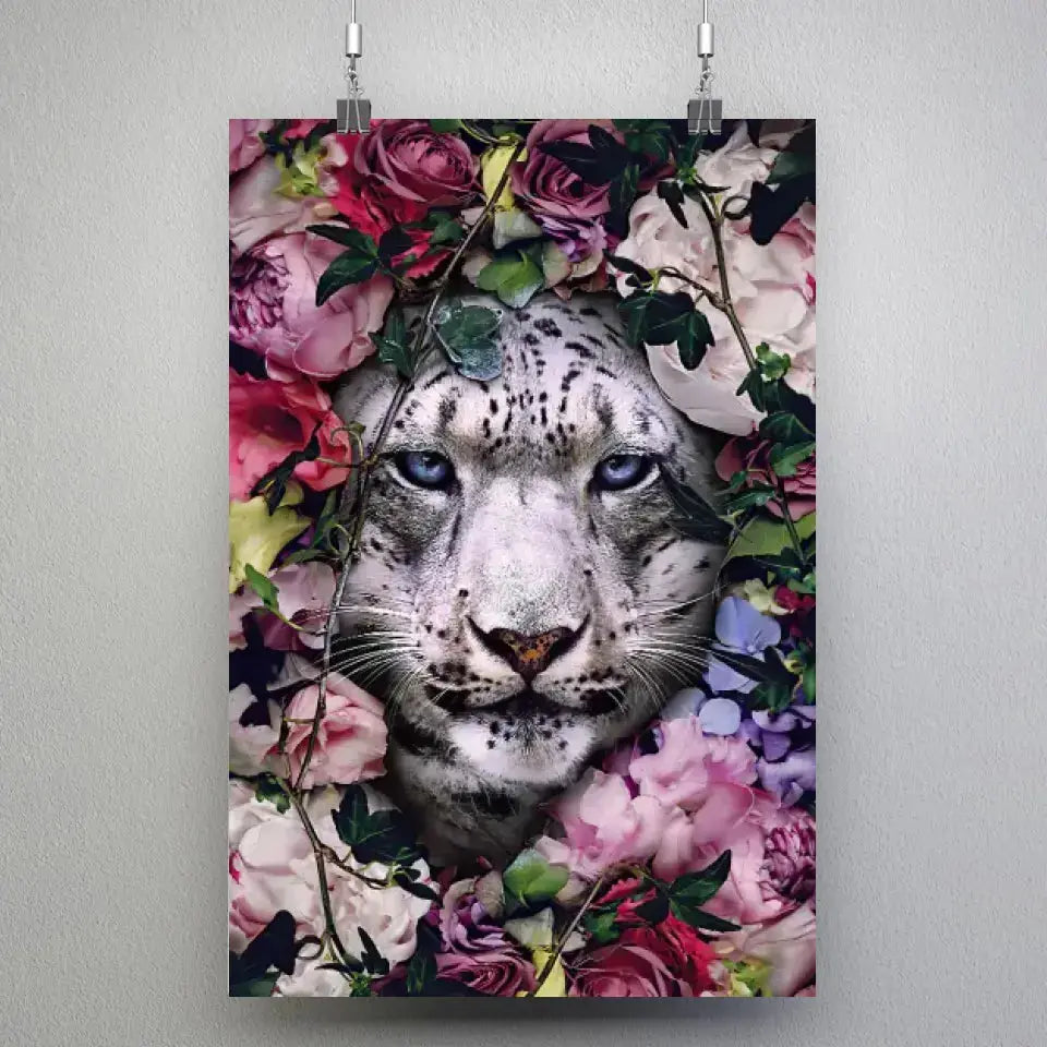 Tableau tigre blanc fleurs en affiche suspendue par des pinces sur un mur gris