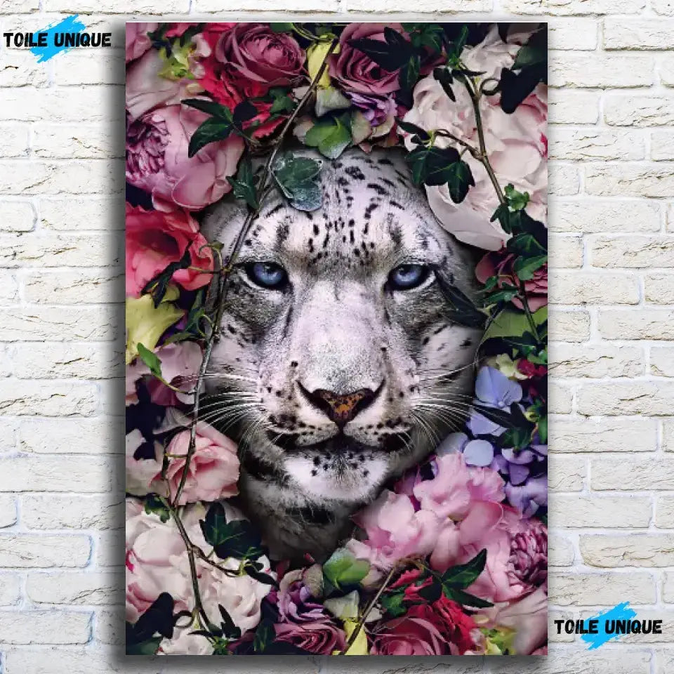 Tableau tigre blanc fleurs sur toile, accroché sur un mur de briques blanches