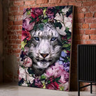Tableau tigre blanc fleurs sur toile, posé au sol contre un mur de briques rouges