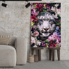 Tableau tigre blanc fleurs sur toile, posé sur des tabourets devant un mur de briques