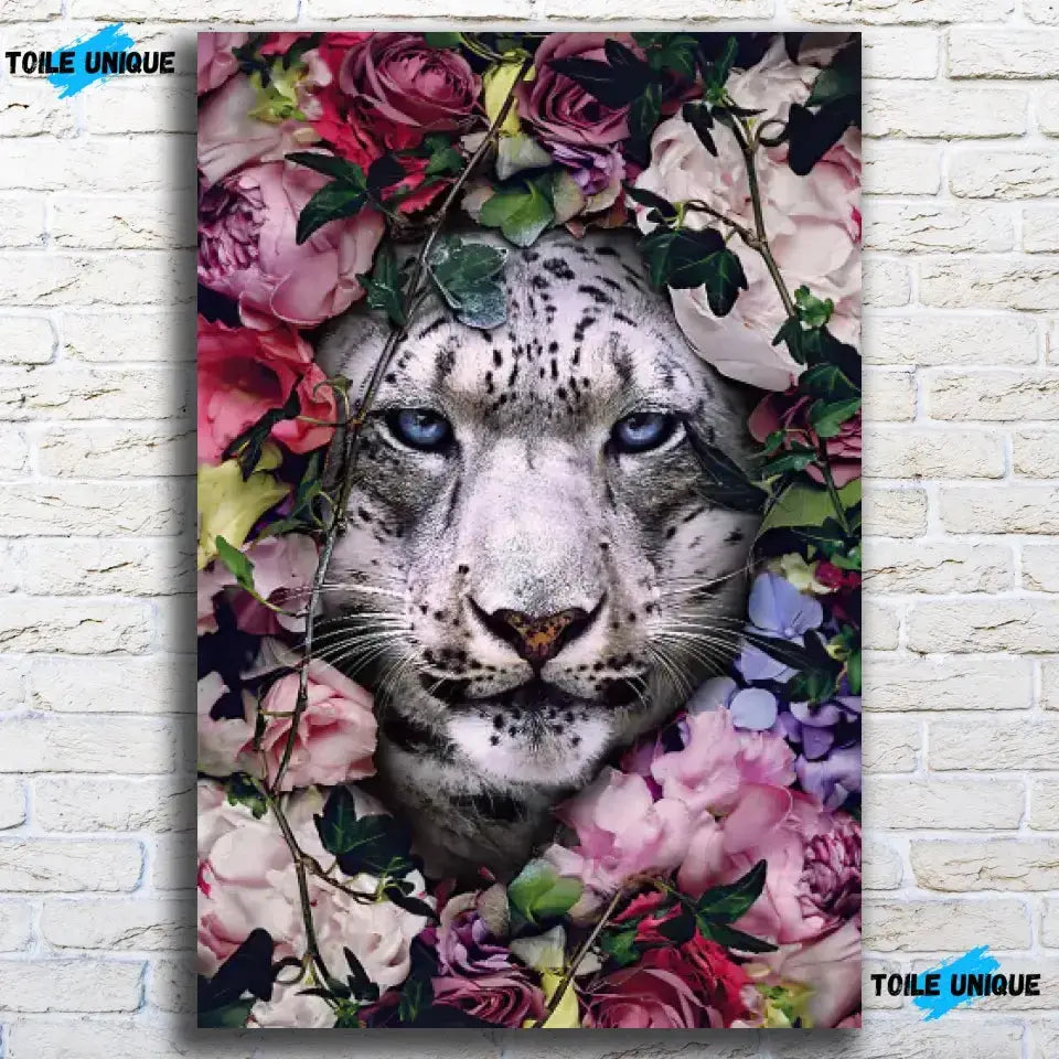 Tableau tigre blanc fleurs en verre acrylique, sur un mur de briques blanches