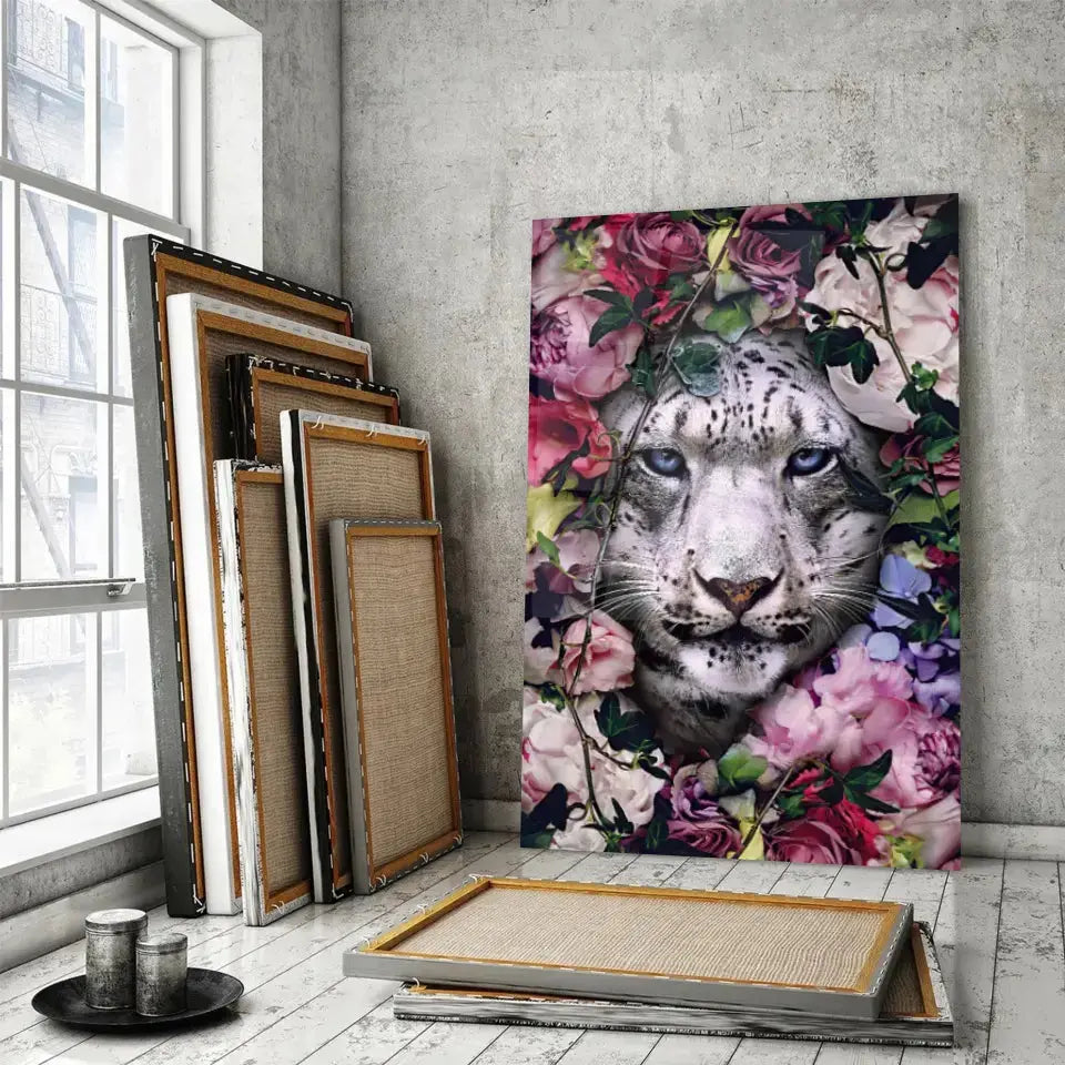 Tableau tigre blanc fleurs en verre acrylique, posé devant des cadres empilés