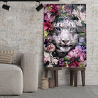 Tableau tigre blanc fleurs en verre acrylique, posé sur des tabourets devant un mur de briques