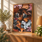 Tableau tigre feuillage en affiche encadrée bois sur un buffet
