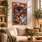 Tableau tigre feuillage en affiche encadrée bois dans un salon