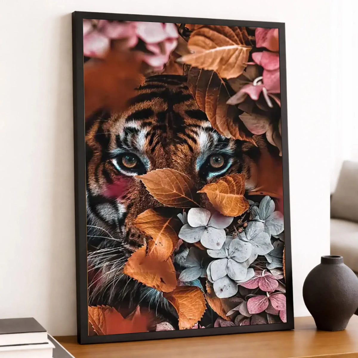 Tableau tigre feuillage en affiche encadrée noire sur une étagère