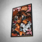 Tableau tigre feuillage en affiche encadrée noire, vue inclinée sur un mur gris
