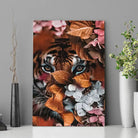 Tableau tigre feuillage en affiche posée sur une étagère avec des vases