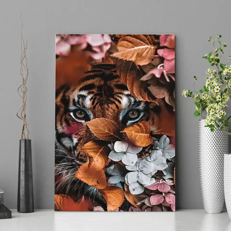 Tableau tigre feuillage en affiche posée sur une étagère avec des vases