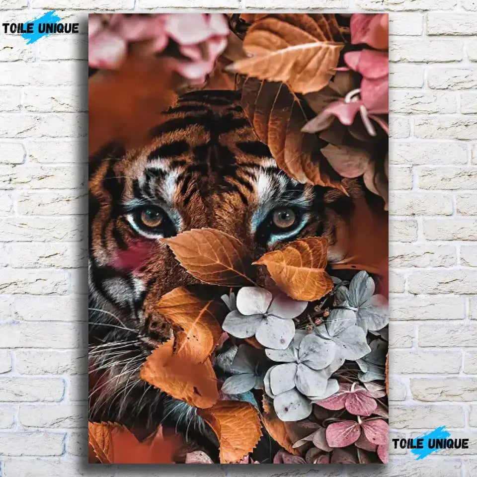 Tableau tigre feuillage sur toile, accroché sur un mur de briques blanches (vue 2)