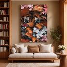 Tableau tigre feuillage sur toile, accroché dans un salon avec bibliothèque