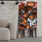 Tableau tigre feuillage sur toile, posé sur des tabourets devant un mur de briques