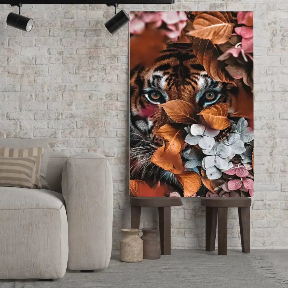 Tableau tigre feuillage sur toile, posé sur des tabourets devant un mur de briques