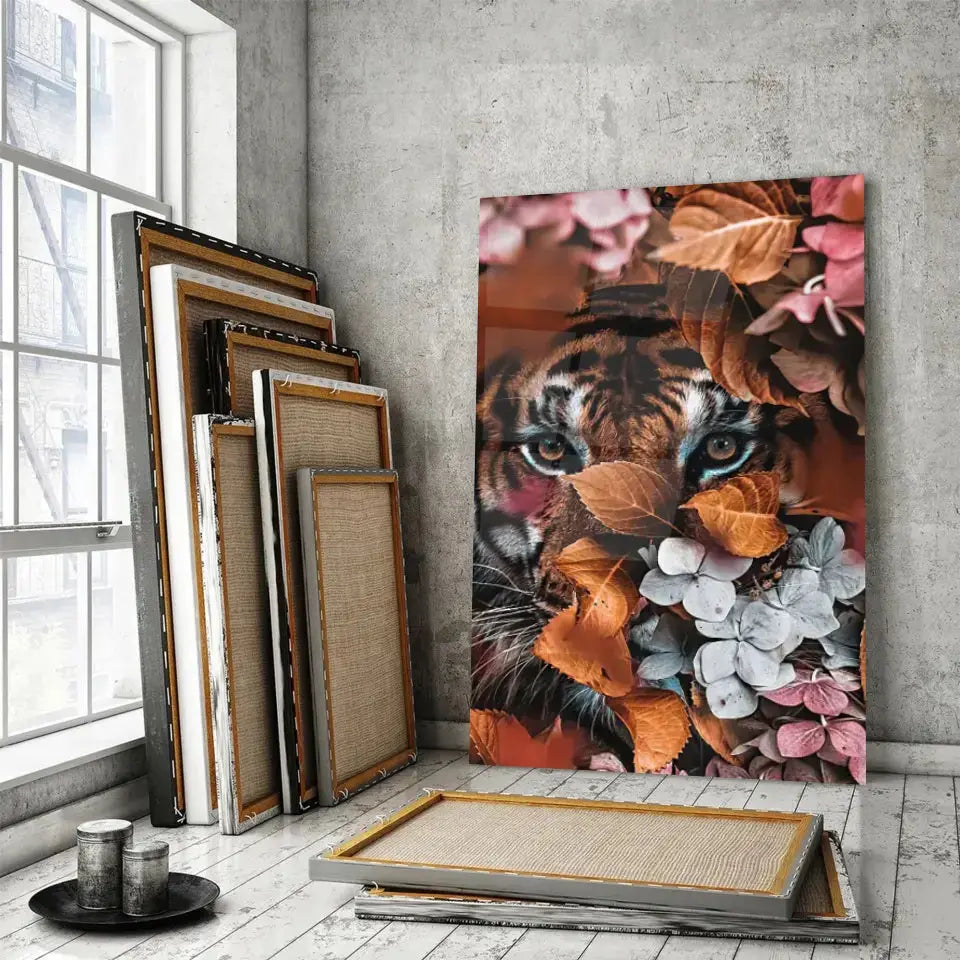 Tableau tigre feuillage en verre acrylique, posé devant des cadres empilés