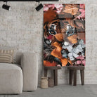 Tableau tigre feuillage en verre acrylique, posé sur des tabourets devant un mur de briques