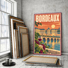 Tableau décoratif Bordeaux dans un cadre en bois clair, gros plan