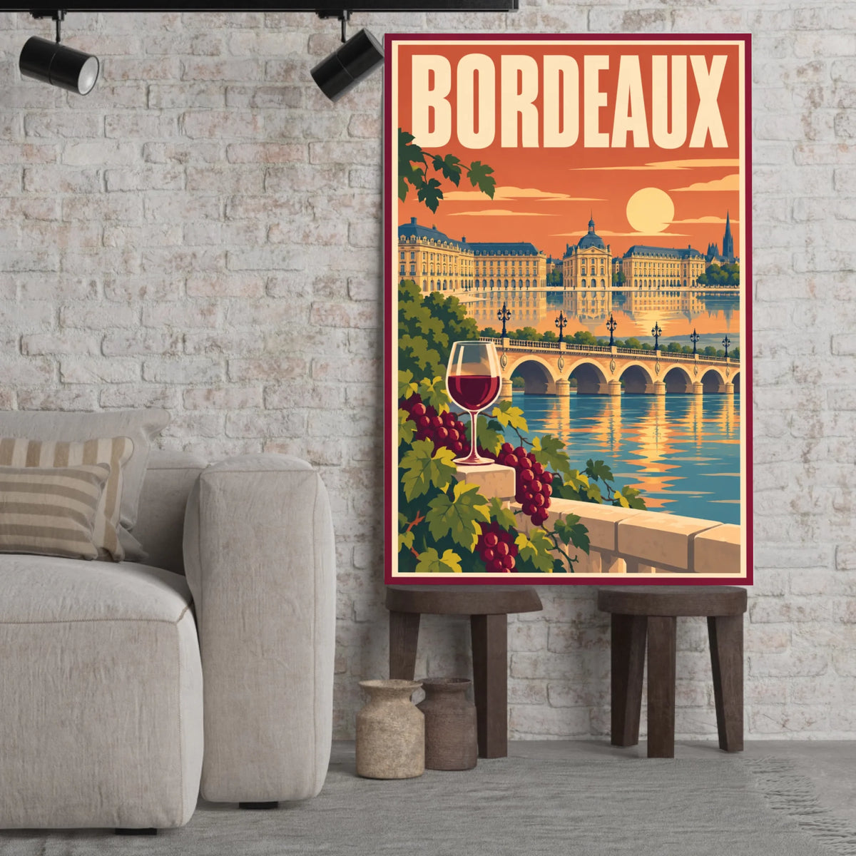 Tableau décoratif Bordeaux dans un cadre en bois clair, incliné