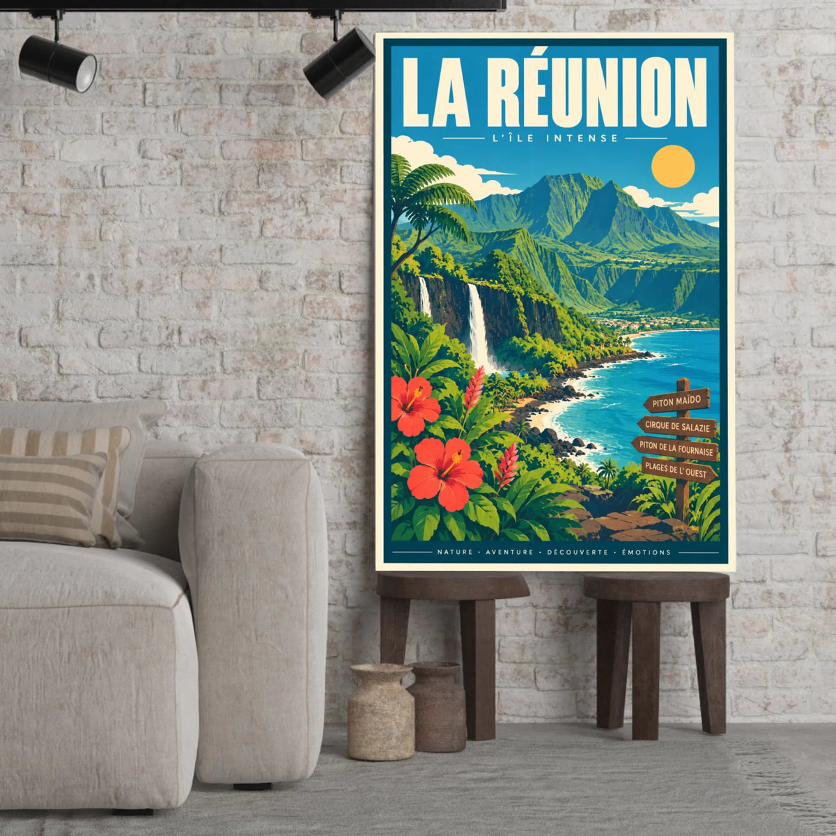 Tableau décoratif La Réunion dans un cadre en bois clair, incliné