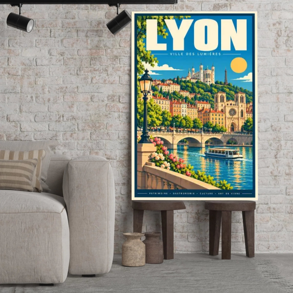 Tableau décoratif ville de Lyon dans un cadre en bois clair, incliné