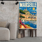 Tableau décoratif Marseille dans un cadre en bois clair, incliné