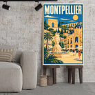 Tableau décoratif Montpellier dans un cadre en bois clair, incliné