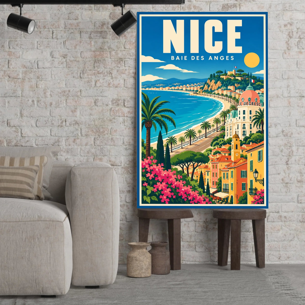 Tableau décoratif Nice dans un cadre en bois clair, incliné