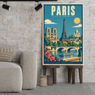 Tableau décoratif Paris dans un cadre en bois clair, incliné