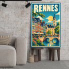 Tableau décoratif Rennes dans un cadre en bois clair, incliné