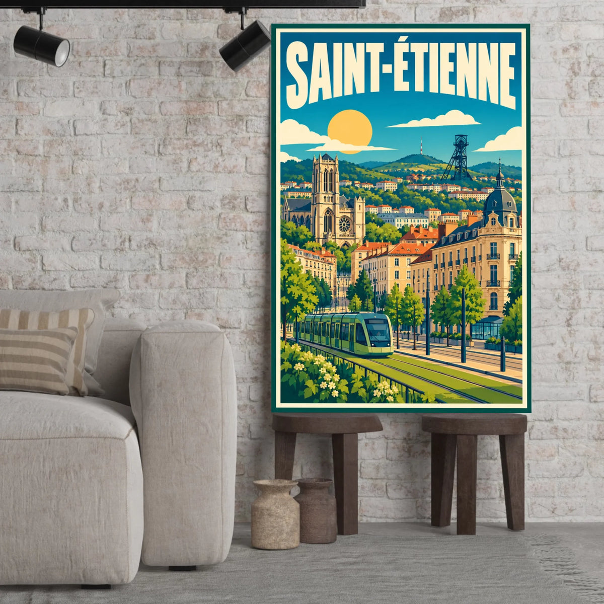 Tableau décoratif Saint-Étienne dans un cadre en bois clair, incliné