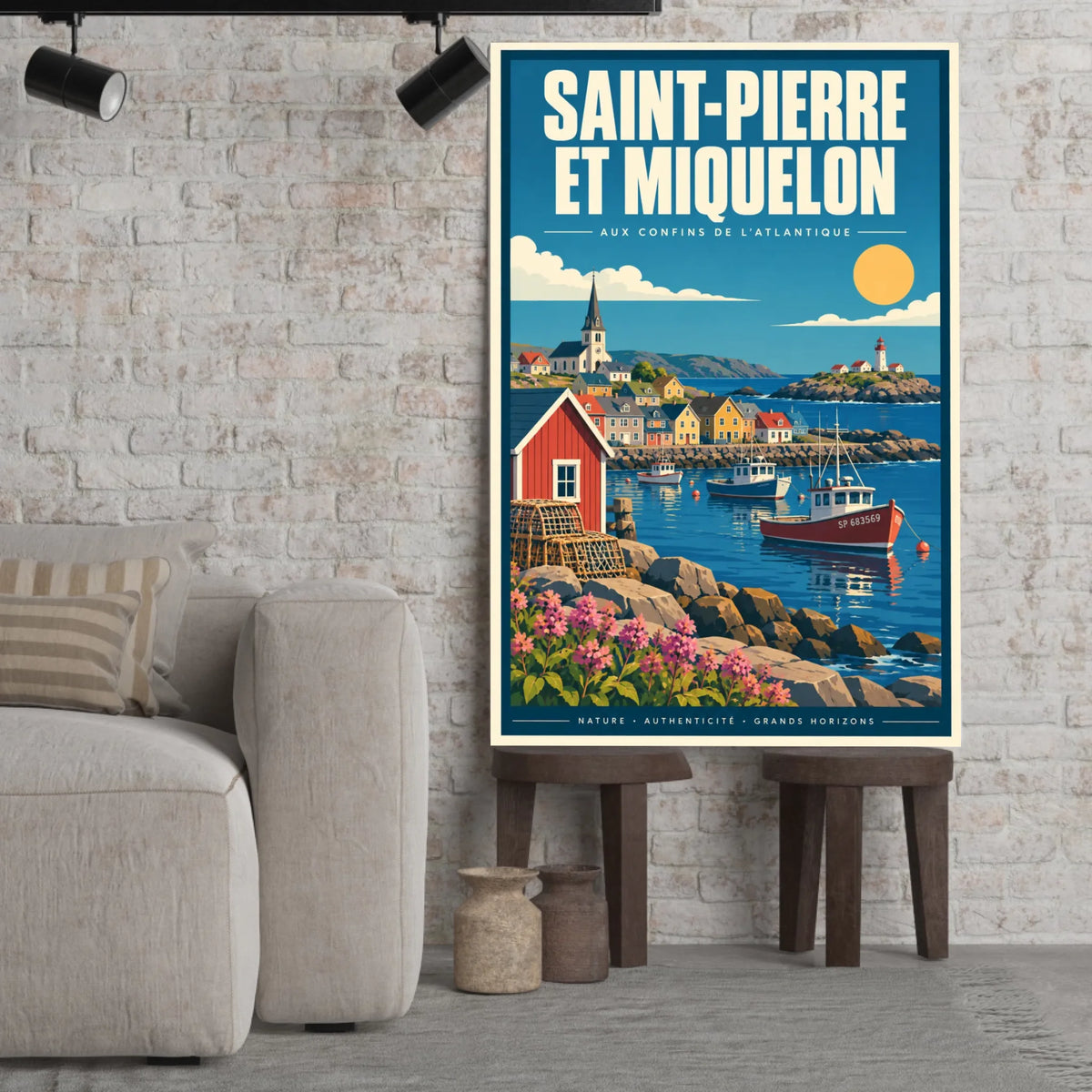 Tableau décoratif Saint-Pierre-et-Miquelon dans un cadre en bois clair, incliné