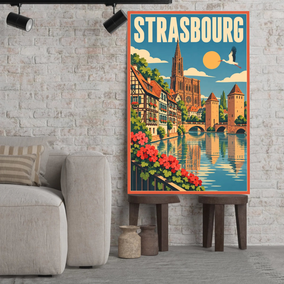 Tableau décoratif Strasbourg dans un cadre en bois clair, incliné