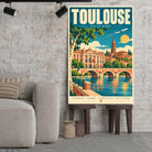 Tableau décoratif Toulouse dans un cadre en bois clair, incliné