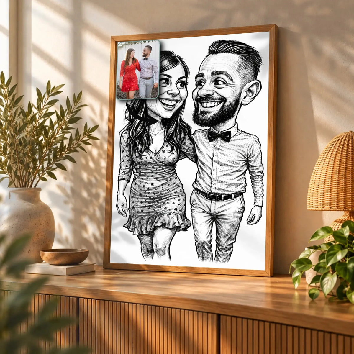 Toile personnalisée style caricature noir et blanc posée sur un meuble bas, décoration salon