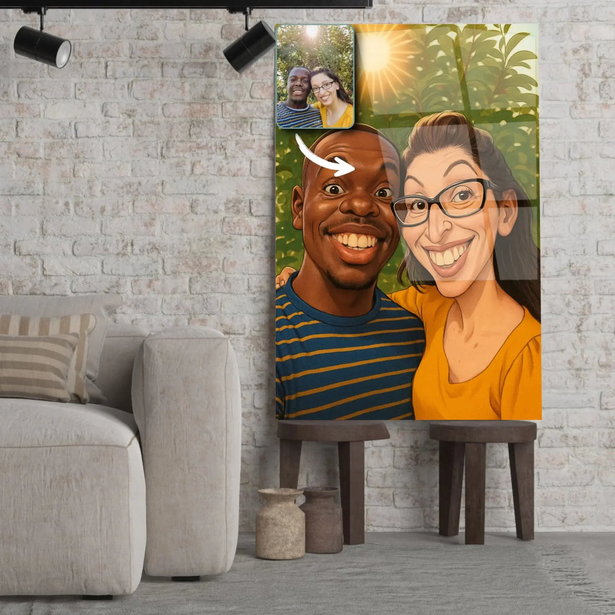 Toile personnalisée style caricature posée sur un tabouret, salon lumineux, portrait de couple