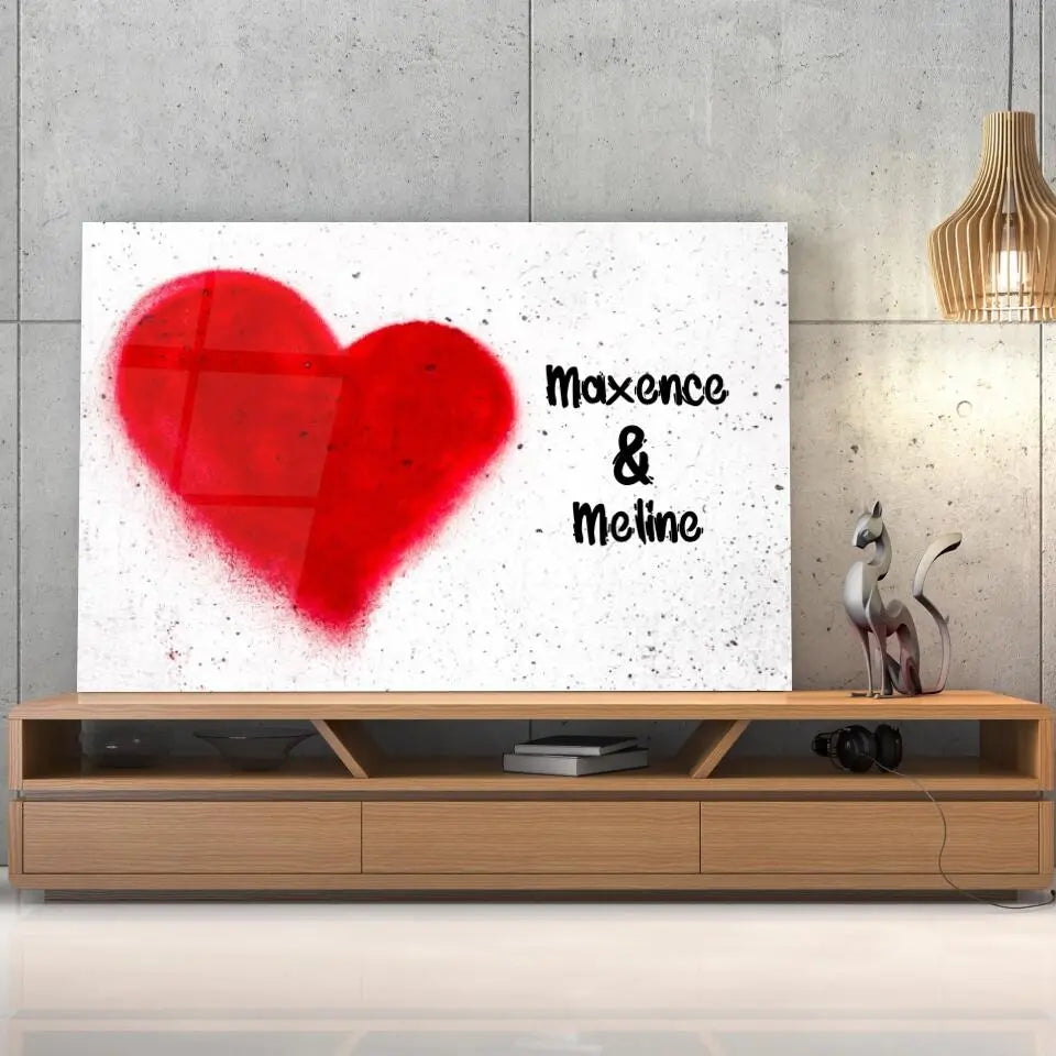 Toile cœur mural personnalisée couple posée sur un meuble bas, gros plan