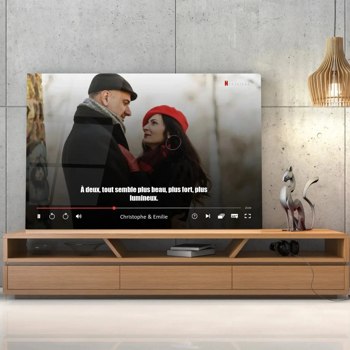 Toile couple personnalisée affiche netflix film posée sur un meuble bas, gros plan