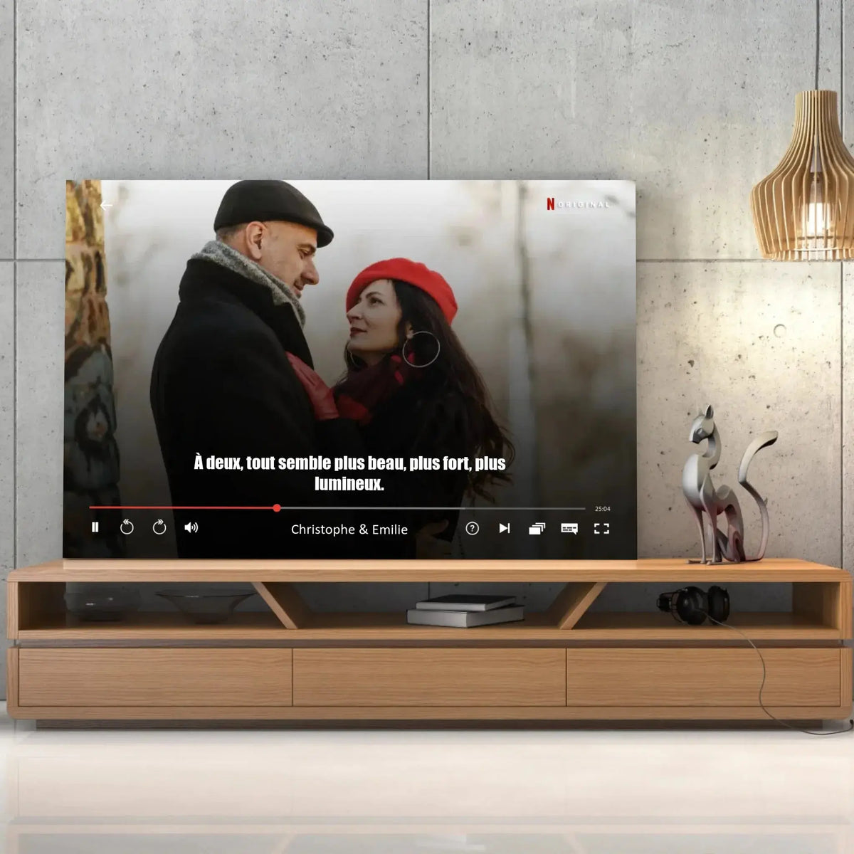 Toile couple personnalisée affiche netflix film posée sur un meuble bas, décoration salon
