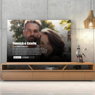 Toile couple personnalisée affiche netflix romantique posée sur un meuble bas, gros plan