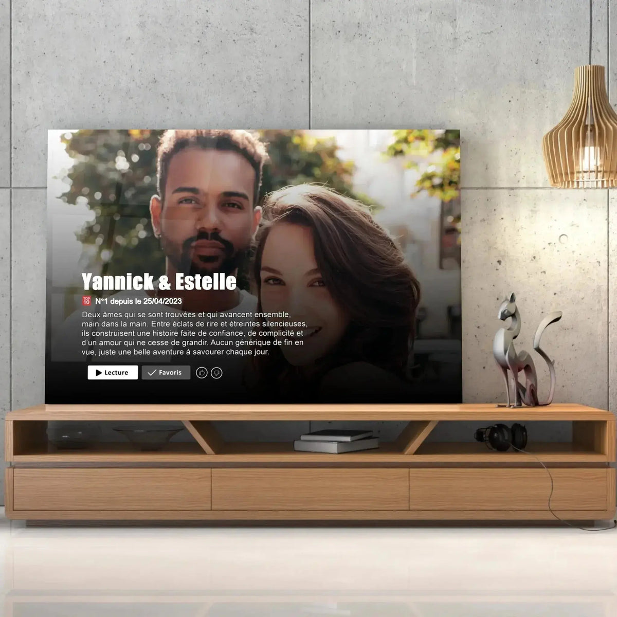 Toile couple personnalisée affiche netflix romantique posée sur un meuble bas, gros plan