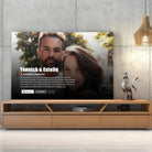 Toile couple personnalisée affiche netflix romantique posée sur un meuble bas, décoration salon