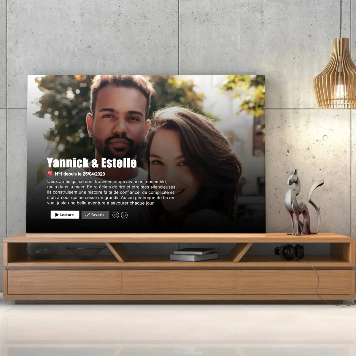Toile couple personnalisée affiche netflix romantique posée sur un meuble bas, décoration salon