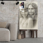 Toile personnalisée effet dessin au crayon graphite posée sur un tabouret, salon lumineux, portrait de couple